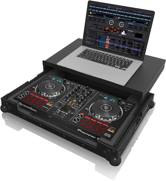 Zomo P-DDJ-RB Plus NSE fekete flightcase zárt állapotban, ferde nézetből