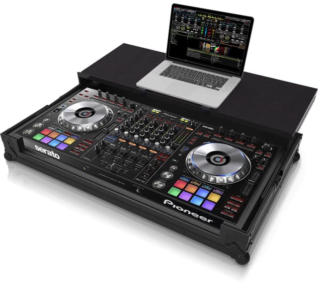 Zomo P-DDJ-RZ Plus NSE fekete flightcase zárt állapotban, pillangózárakkal