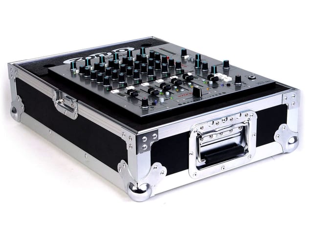 Zomo Flightcase Xone:92 fekete flightcase zárt állapotban, elölnézet