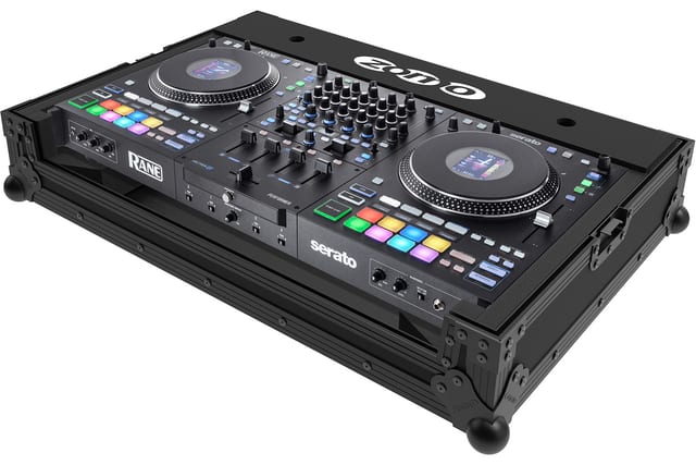 Zomo Flightcase Rane Performer NSE zárt állapotban, fekete kivitel