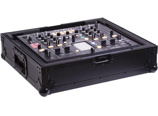 Zomo Flightcase PM-2000 NSE fekete flightcase zárt állapotban, elölnézet