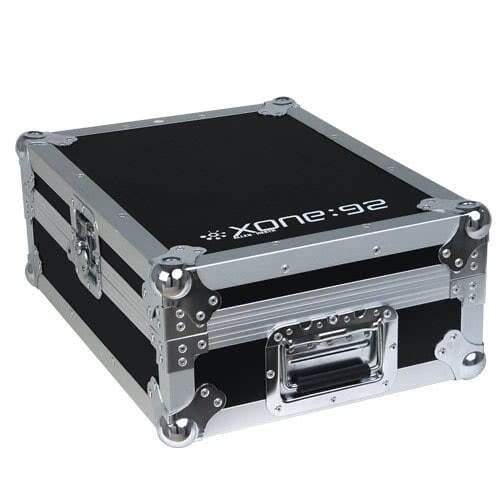 Zomo Xone:92 DJ-keverő flightcase kinyitva, belső párnázással