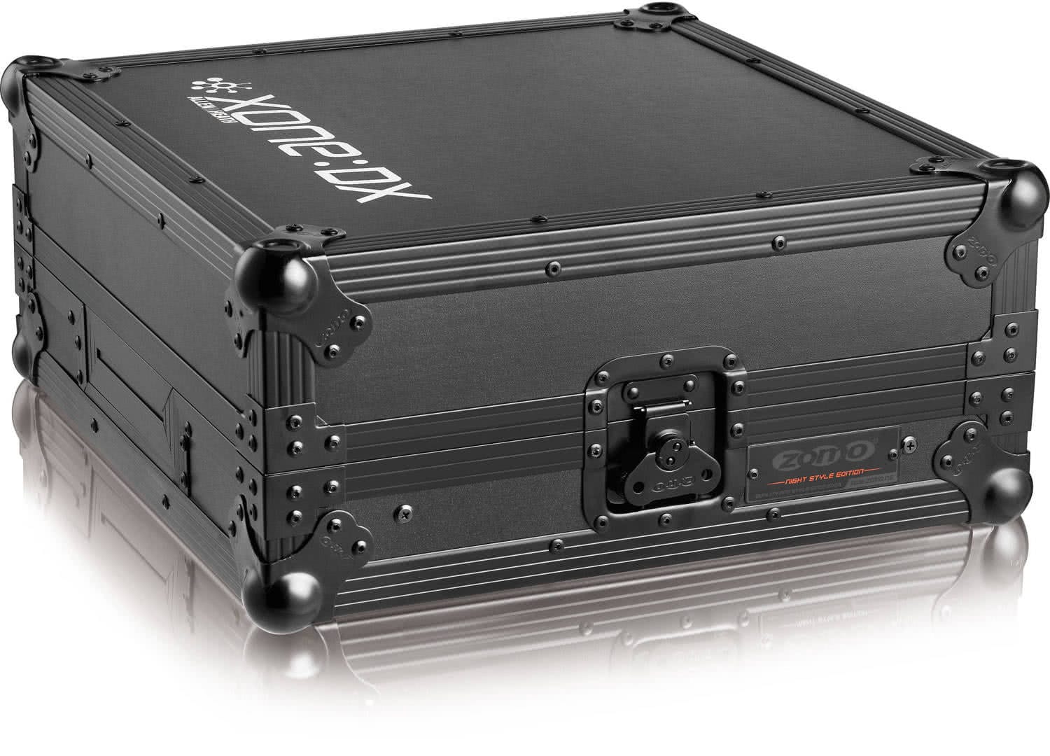Zomo Flightcase Xone DX Plus NSE oldalnézet pillangózárakkal és sarokvédőkkel