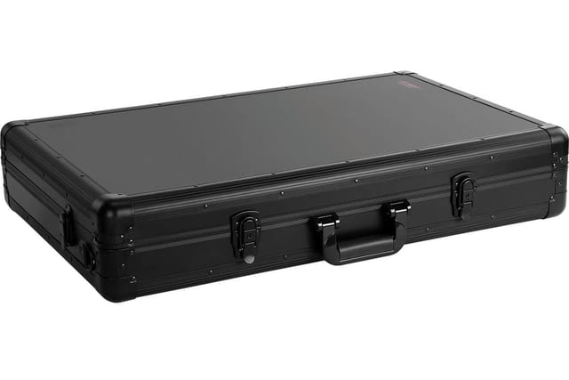 Zomo MFC-50 fekete DJ kontroller flightcase, zárt állapotban, ferdén fentről