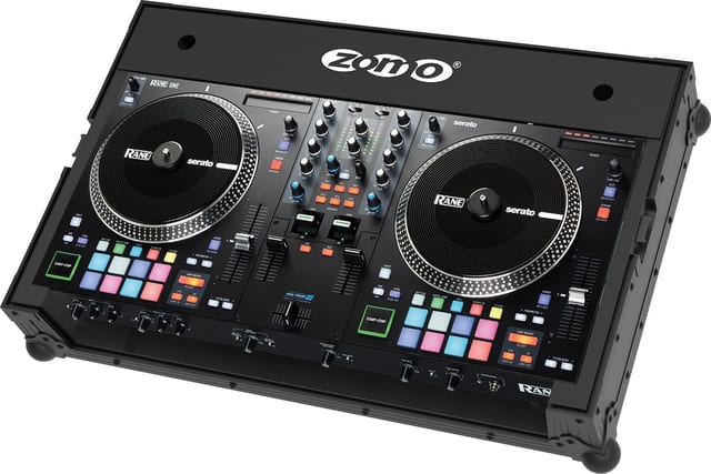 Zomo Flightcase Rane ONE NSE fekete tok zárt állapotban, pillangózárakkal